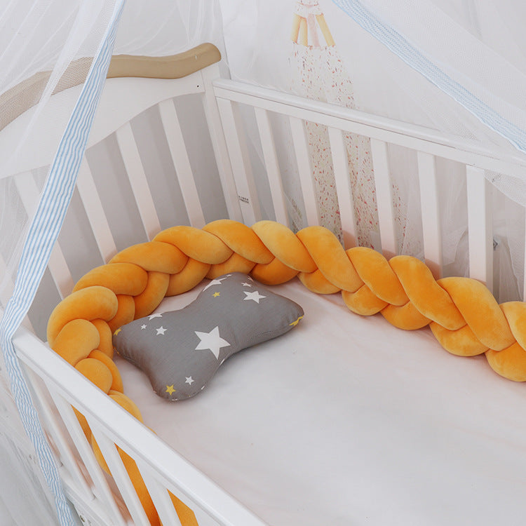 Kissen für das Babybett im Flechtmuster