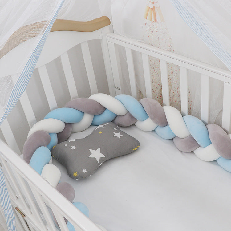Kissen für das Babybett im Flechtmuster