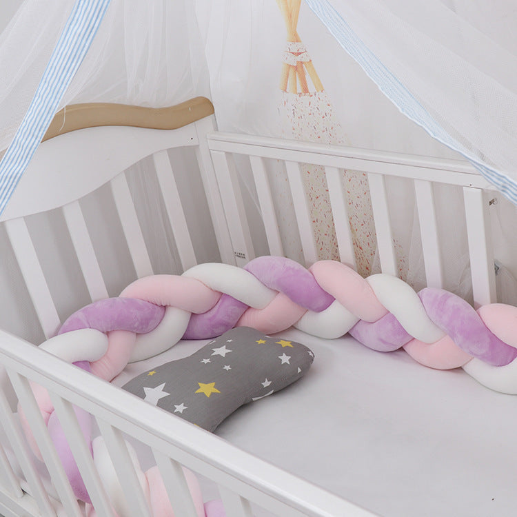 Kissen für das Babybett im Flechtmuster