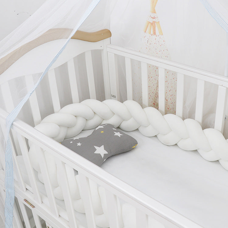 Kissen für das Babybett im Flechtmuster