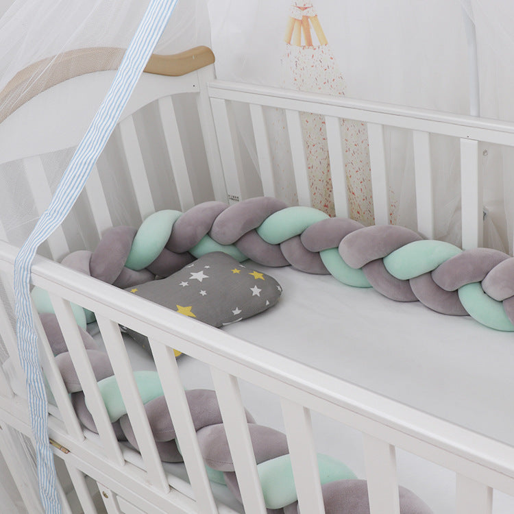 Kissen für das Babybett im Flechtmuster