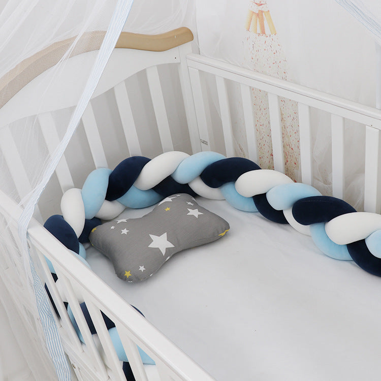 Kissen für das Babybett im Flechtmuster