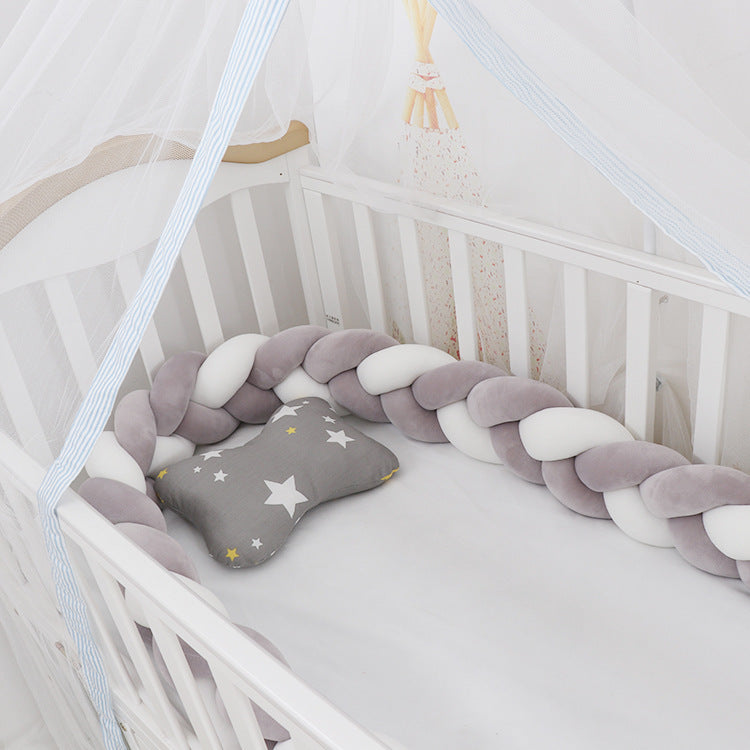 Kissen für das Babybett im Flechtmuster