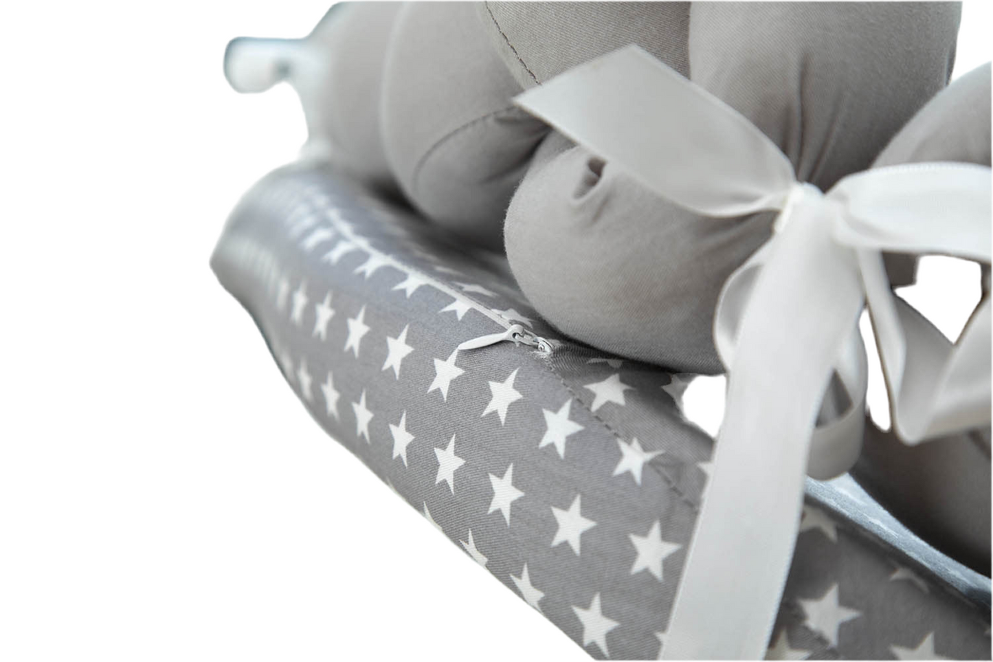 Das aus Baumwolle gewebte, zusammenklappbare Reisebett ist abnehmbar und waschbar.