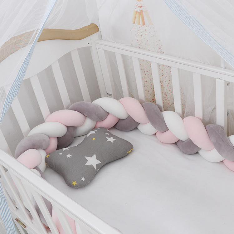 Kissen für das Babybett im Flechtmuster