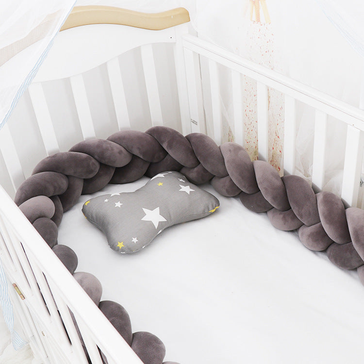 Kissen für das Babybett im Flechtmuster