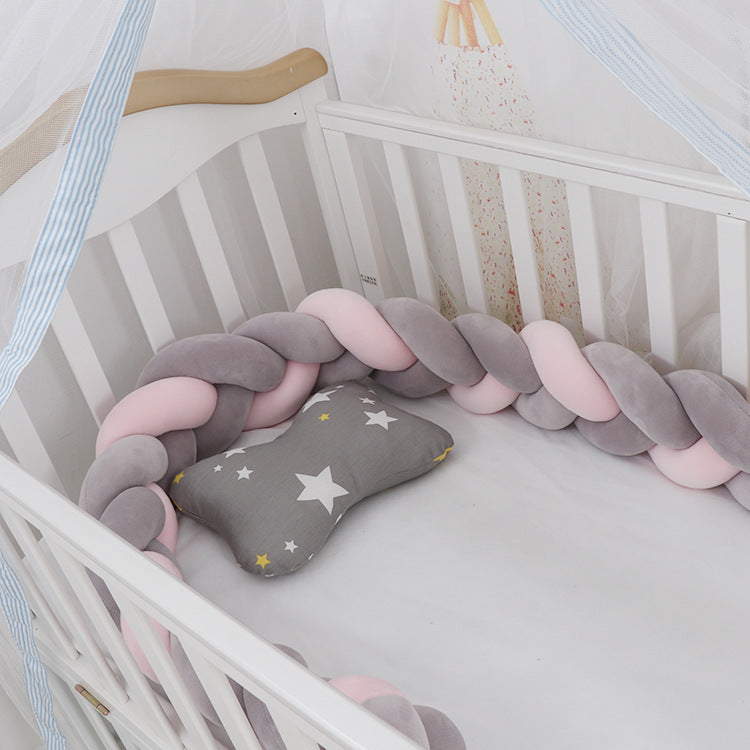 Kissen für das Babybett im Flechtmuster