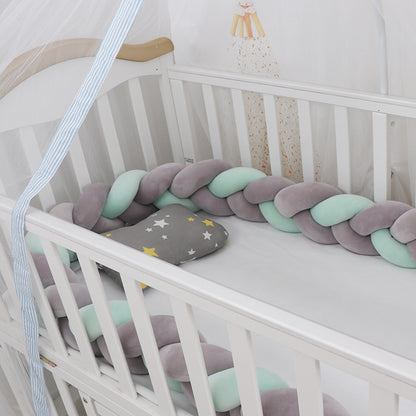 Kissen für das Babybett im Flechtmuster