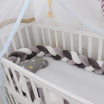 Kissen für das Babybett im Flechtmuster