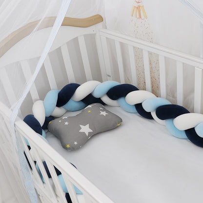 Kissen für das Babybett im Flechtmuster