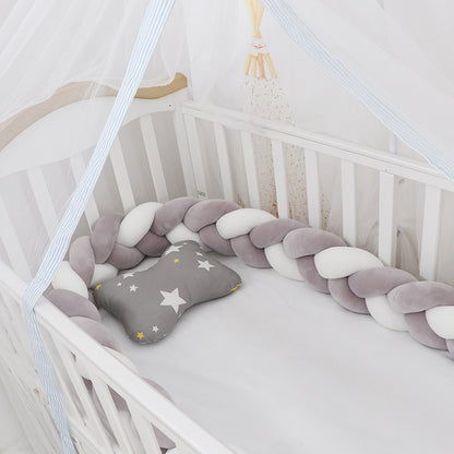 Kissen für das Babybett im Flechtmuster
