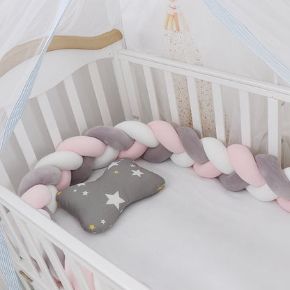 Kissen für das Babybett im Flechtmuster