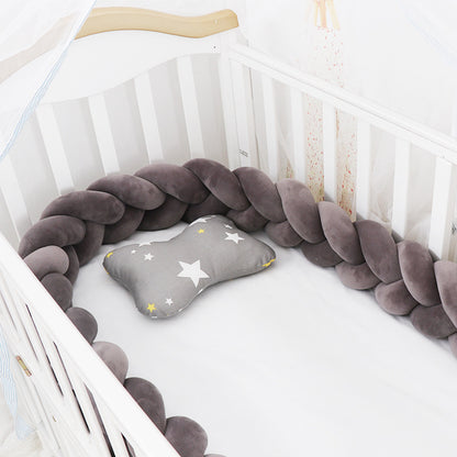 Kissen für das Babybett im Flechtmuster