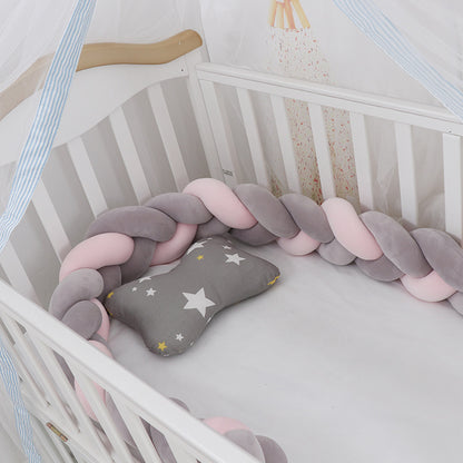 Kissen für das Babybett im Flechtmuster